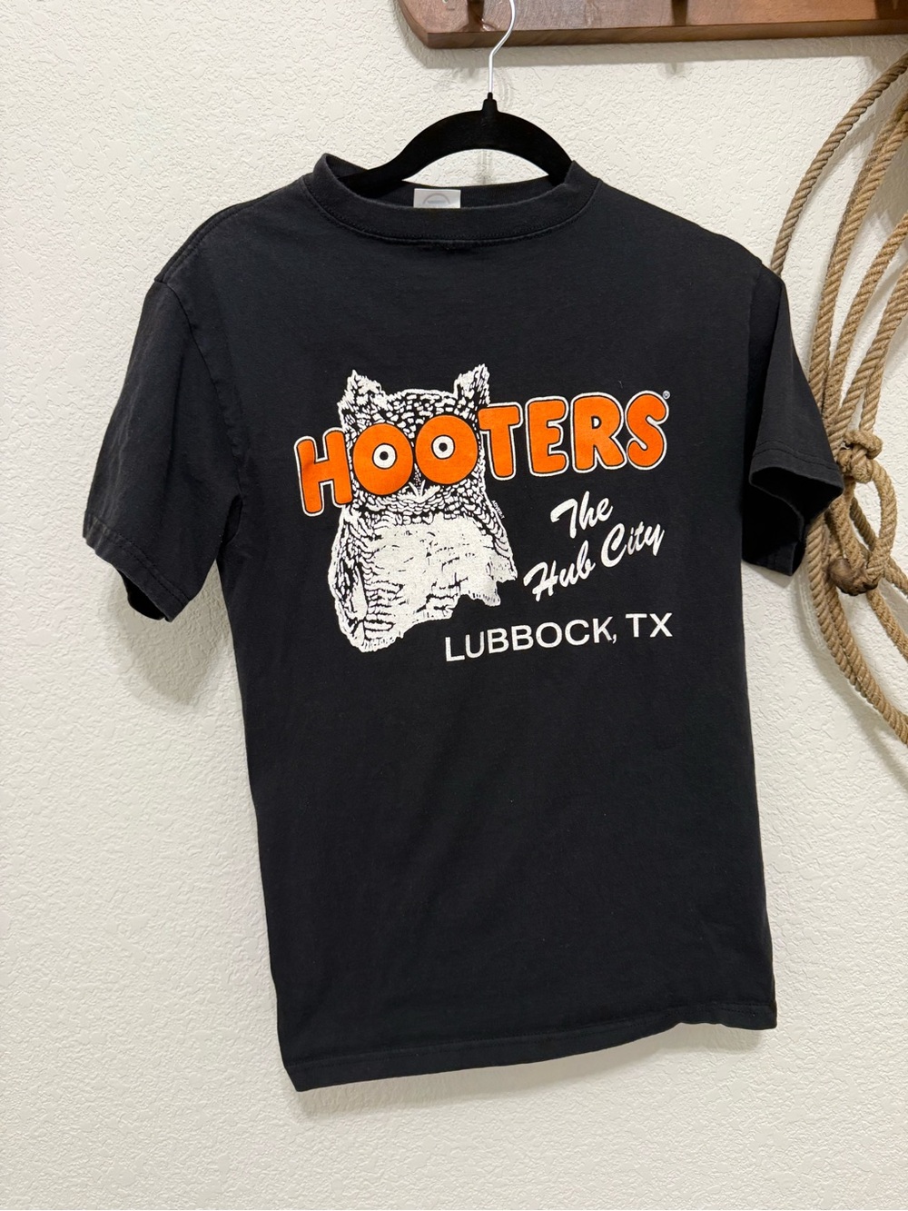 Vintage Delta Y2K Hooters Lubbock Texas "The Hub City" Graphic Tee - Size S